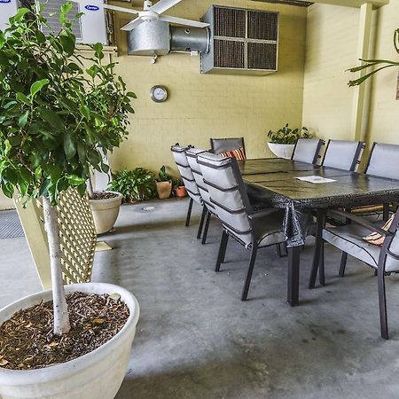 Golden Guitar Motor Inn Тамуърт Екстериор снимка