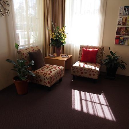 Golden Guitar Motor Inn Тамуърт Екстериор снимка
