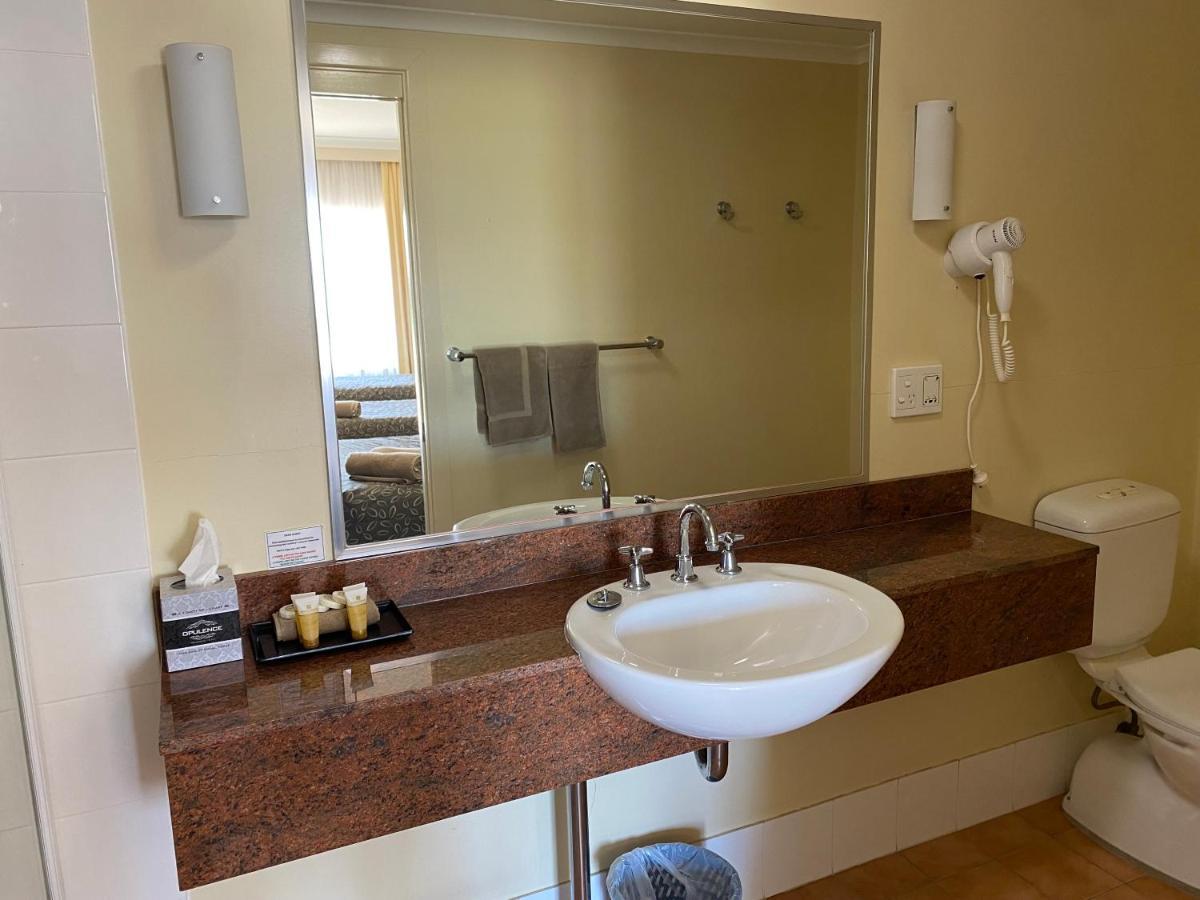 Golden Guitar Motor Inn Тамуърт Екстериор снимка