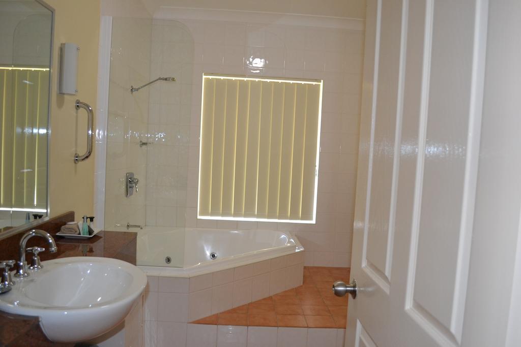 Golden Guitar Motor Inn Тамуърт Стая снимка