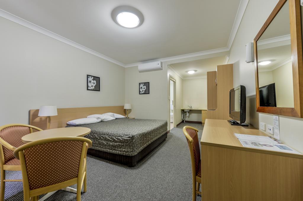 Golden Guitar Motor Inn Тамуърт Стая снимка