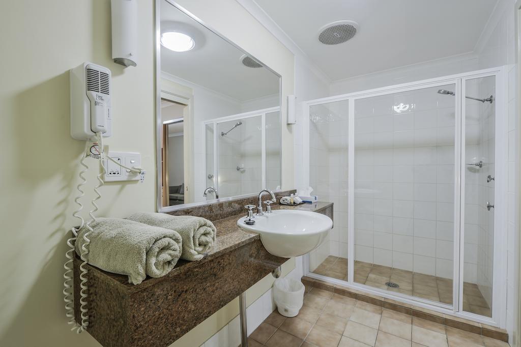 Golden Guitar Motor Inn Тамуърт Екстериор снимка