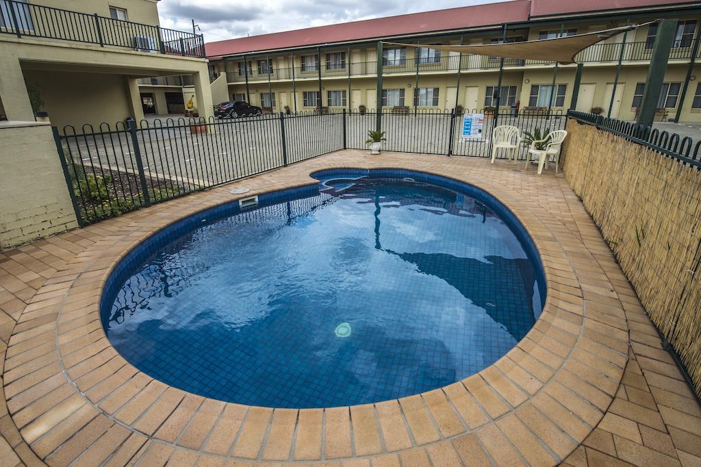 Golden Guitar Motor Inn Тамуърт Екстериор снимка