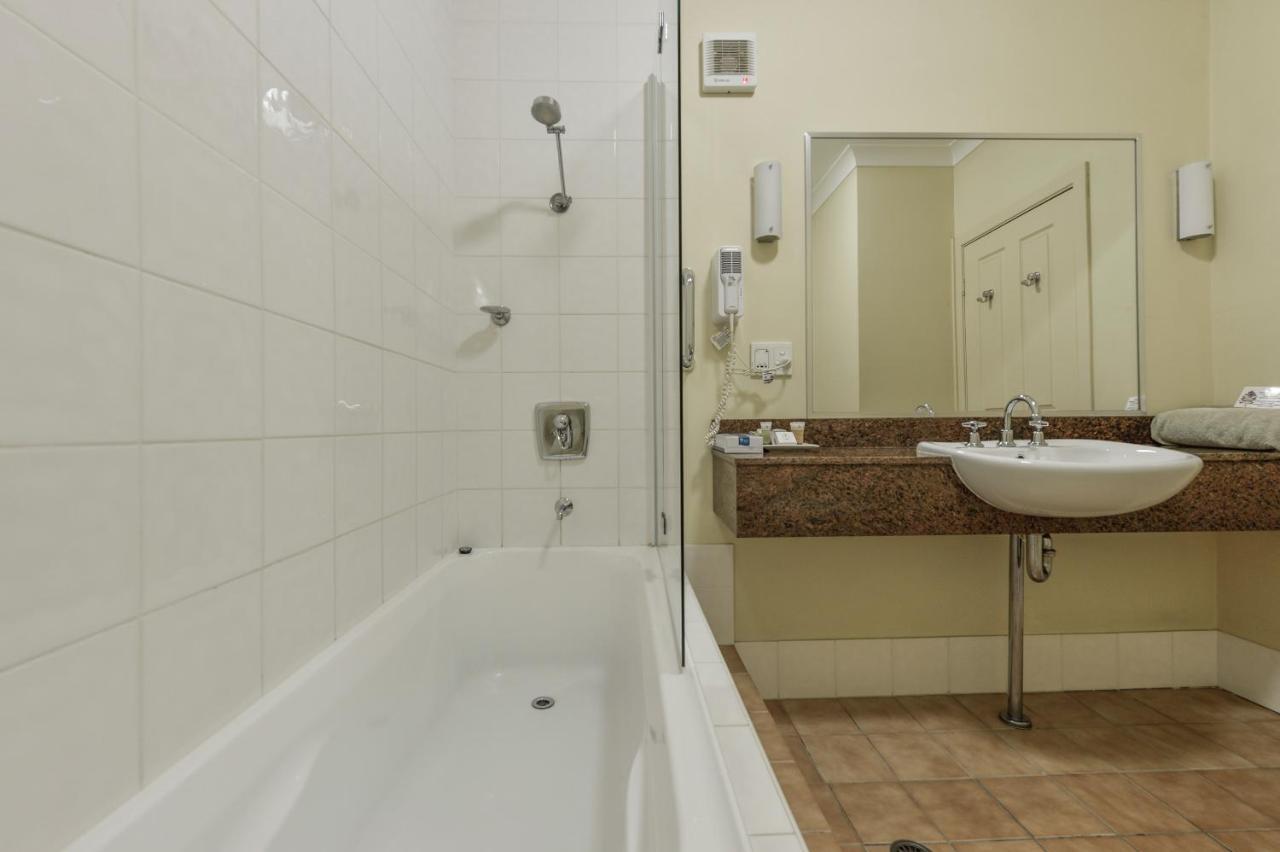 Golden Guitar Motor Inn Тамуърт Стая снимка